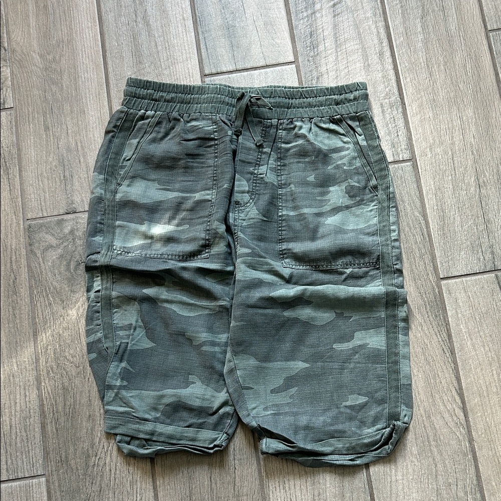 Splendid Olive Camouflage Bermudas